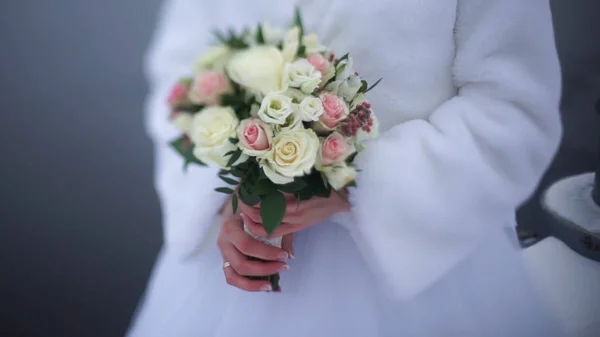 新娘在户外花在手。新娘是婚礼前的紧张。新娘紧握着香水。好的婚礼花束新娘手中。新娘抱着美丽明亮的婚礼花束。的 — 图库照片