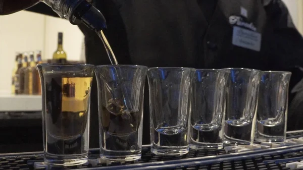 Il barista versa un sacco di B52 o whisky. Barista versando cocktail fresco in vetro fantasia. Barman show. Il barista versa cocktail alcolici. Il barista sta versando tequila nel bicchiere. Soda — Foto Stock