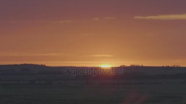 Yıldız ve galaksi gece gökyüzünde güzel gündoğumu. Alan, gün doğumu ve mavi gökyüzü. Yeşil çim üzerinde bir arka plan güzel gündoğumu veya günbatımı