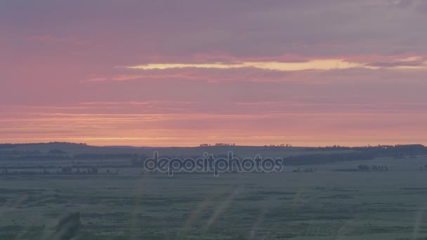 Prachtige zonsopgang met sterren en de Melkweg in de nachtelijke hemel. Veld, sunrise en blauwe hemel. Groen gras op een achtergrond mooie zonsondergang of zonsopgang — Stockvideo