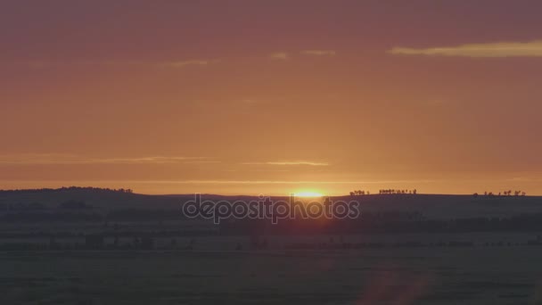 Belo nascer do sol com estrelas e galáxia no céu noturno. Campo, nascer do sol e céu azul. Grama verde em um fundo belo pôr do sol ou nascer do sol — Vídeo de Stock