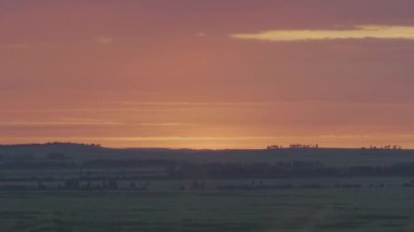 Alan veya çayır üzerinde doğal gündoğumu. Parlak dramatik gökyüzü ve karanlık yere. Kırsal manzara renkli gökyüzü gün batımında altında şafak Sunrise. Güneş bitti manzarası, ufuk. Sıcak renkler