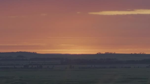 Alba naturale sul campo o prato. Cielo drammatico luminoso e terra oscura. Paesaggio di campagna sotto scenografico cielo colorato al tramonto alba. Sun Over Skyline, Horizon. Colori caldi — Video Stock