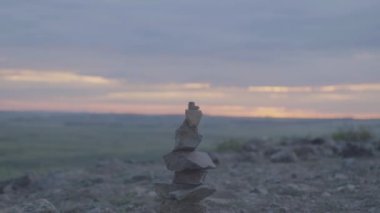 Yeşil alan yaz manzara, timelapse. Bulutlar ve mavi gökyüzü alanı