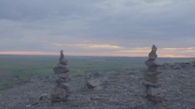 Yeşil alan yaz manzara, timelapse. Bulutlar ve mavi gökyüzü alanı
