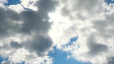 Yeşil alan yaz manzara, timelapse. Bulutlar ve mavi gökyüzü alanı