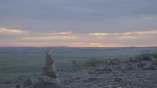 Yeşil alan yaz manzara, timelapse. Bulutlar ve mavi gökyüzü alanı — Stok video