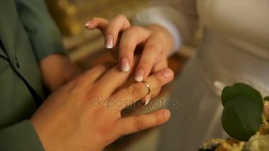Yukarı kaldır Gelin Damat Düğün yüzüğü kapatın. Aşk ve evlilik. Düğün töreni. Altın yüzük gelinler parmağında koyarak damadın yakın çekim