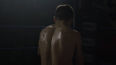 Gölge boksör. Güçlü kas boksör. Egzersiz shadowboxing dikiz