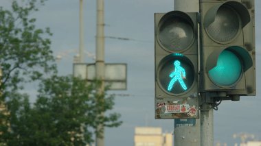 Kentsel şehir trafik ışık yeşile kavşak devam etmek için kırmızı sinyal arabalarından değişen kapatın. Güvenliğiniz için sürücüler ve yayalar yaya geçidi. Yayalar için trafik ışığı