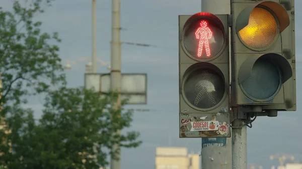 Zblízka městském provozu světlo mění na zelenou od auta červený signál pokračovat přes křižovatku. Bezpečnost pro řidiče a chodce v přechod pro chodce. Semaforu pro chodce — Stock fotografie