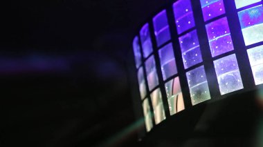 Topları avize lamba ışığında içinde üzerinde asılı tavan, lambalar koyu arka plan, seçici odak, yatay ampul aydınlatma. Ücretsiz sahne ışıkları, aydınlatma aygıtları ile. Disko