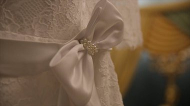 Beyaz gelinlik töreni önce bir omuzlarında. Gelinlik kapatın. Güzel düğün renkli buket ve elbise gelin için. Renkli çiçekler güzellik. Yakın çekim demet çiçeği. Gelin