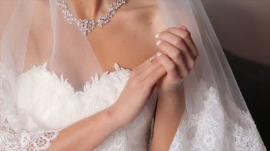 gelinle el açık havada çiçekler. Gelini düğünden önce gergin olur. Bir parfüm tutan gelin. güzel düğün buket gelinler elinde. Gelin güzel parlak düğün buket tutuyor. ,