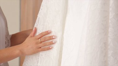 Beyaz gelinlik töreni önce bir omuzlarında. Gelinlik kapatın. Güzel düğün renkli buket ve elbise gelin için. Renkli çiçekler güzellik. Yakın çekim demet çiçeği. Gelin