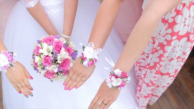 Gelin ve nedimeleri Çiçek demetleri göster. Gelin ve sevgili yan yana durmak ve buketleri ellerini göster. Gelinle el açık havada çiçekler. Gelin önce gergin 