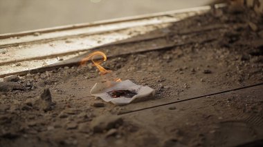 Bir kağıt yanmış çerçevede. Kimya.