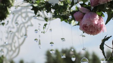 Festival dekor, çiçek düzenleme parçası. Bir düğün kemer detayını. Dekorasyon düğün avize çiçek Arch. Düğün dekorasyon. Arch. kafes. Sahilde düğün Kur