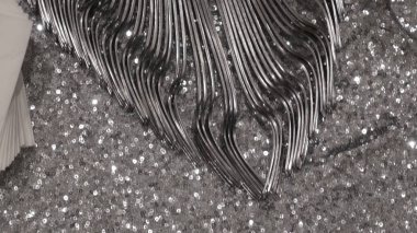 İnsanlar--dan masa peçete almak. Bir olay parti için ayarlama veya resepsiyon düğün masa. Yer sofra peçete yüzüğü, peçete ve çatal bıçak takımı. Peçete ve çatal bıçak Restoran masada