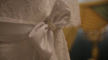 Beyaz gelinlik töreni önce bir omuzlarında. Gelinlik kapatın. Güzel düğün renkli buket ve elbise gelin için. Renkli çiçekler güzellik. Yakın çekim demet çiçeği. Gelin