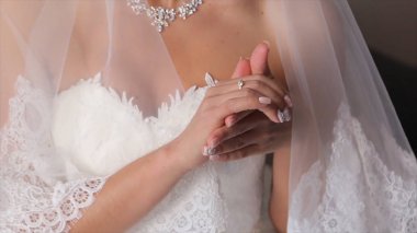 gelinle el açık havada çiçekler. Gelini düğünden önce gergin olur. Bir parfüm tutan gelin. güzel düğün buket gelinler elinde. Gelin güzel parlak düğün buket tutuyor. ,