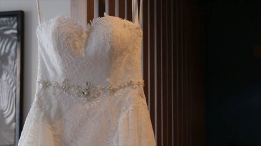 Beyaz gelinlik töreni önce bir omuzlarında. Gelinlik kapatın. Güzel düğün renkli buket ve elbise gelin için. Renkli çiçekler güzellik. Yakın çekim demet çiçeği. Gelin