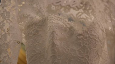 Beyaz gelinlik töreni önce bir omuzlarında. Gelinlik kapatın. Güzel düğün renkli buket ve elbise gelin için. Renkli çiçekler güzellik. Yakın çekim demet çiçeği. Gelin