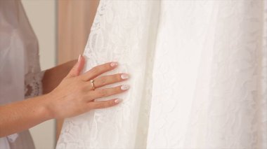 Beyaz gelinlik töreni önce bir omuzlarında. Gelinlik kapatın. Güzel düğün renkli buket ve elbise gelin için. Renkli çiçekler güzellik. Yakın çekim demet çiçeği. Gelin