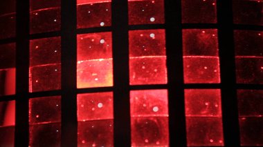 Sahne ışıkları. ışık-müzik. Bazı projektörler karanlıkta. Mor spot grev karanlık yoluyla. Glitter vintage ışıklar arka plan. koyu altın rengi ve siyah. defocused. Disko