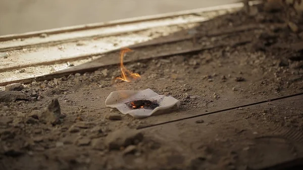 Bir kağıt yanmış çerçevede. Kimya.