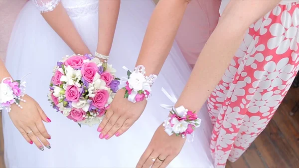 Gelin ve nedimeleri Çiçek demetleri göster. Gelin ve sevgili yan yana durmak ve buketleri ellerini göster. Gelinle el açık havada çiçekler. Gelin önce gergin 