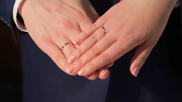 新しく結婚カップルの結婚指輪の手。花嫁と花婿の結婚指輪に。手と結婚式の花束のリング。新郎と新婦の手。休日。家族の結婚式、花嫁、花婿とその — ストック写真