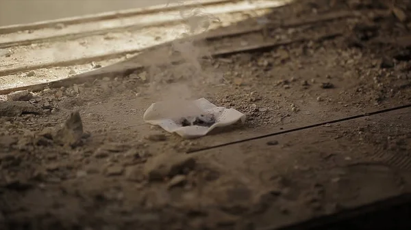 Bir kağıt yanmış çerçevede. Kimya.