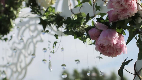 Festival dekor, çiçek düzenleme parçası. Bir düğün kemer detayını. Dekorasyon düğün avize çiçek Arch. Düğün dekorasyon. Arch. kafes. Sahilde düğün Kur
