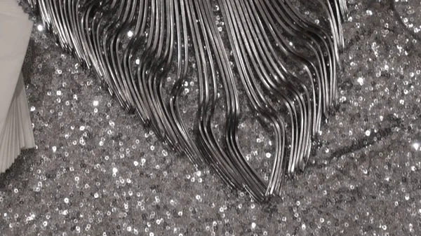 İnsanlar--dan masa peçete almak. Bir olay parti için ayarlama veya resepsiyon düğün masa. Yer sofra peçete yüzüğü, peçete ve çatal bıçak takımı. Peçete ve çatal bıçak Restoran masada