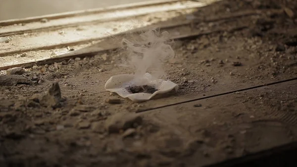 Bir kağıt yanmış çerçevede. Kimya.