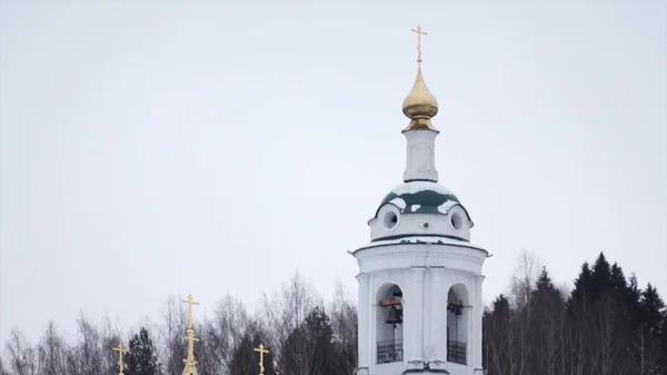 Weiße Kirche im Kolonialstil. Das ist die Kirche, die im Film Die Vögel verwendet wird. — Stockfoto