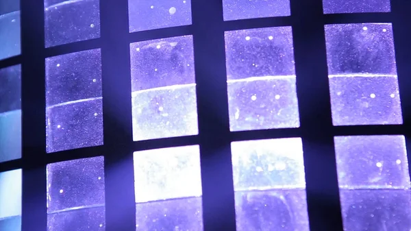 Topları avize lamba ışığında içinde üzerinde asılı tavan, lambalar koyu arka plan, seçici odak, yatay ampul aydınlatma. Ücretsiz sahne ışıkları, aydınlatma aygıtları ile. Disko