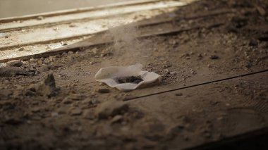 Bir kağıt yanmış çerçevede. Kimya.