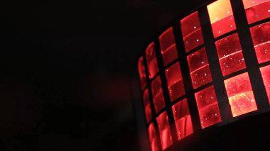 Sahne ışıkları. ışık-müzik. Bazı projektörler karanlıkta. Mor spot grev karanlık yoluyla. Glitter vintage ışıklar arka plan. koyu altın rengi ve siyah. defocused. Disko