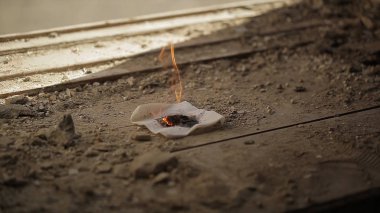 Bir kağıt yanmış çerçevede. Kimya.