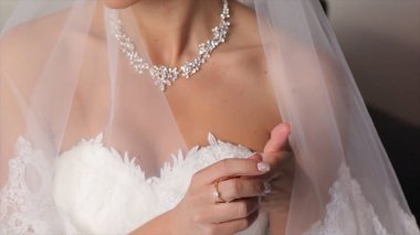 gelinle el açık havada çiçekler. Gelini düğünden önce gergin olur. Bir parfüm tutan gelin. güzel düğün buket gelinler elinde. Gelin güzel parlak düğün buket tutuyor. ,