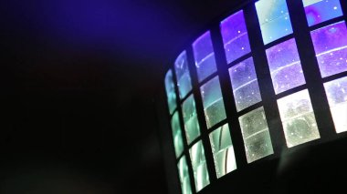 Sahne ışıkları. ışık-müzik. Bazı projektörler karanlıkta. Mor spot grev karanlık yoluyla. Glitter vintage ışıklar arka plan. koyu altın rengi ve siyah. defocused. Disko