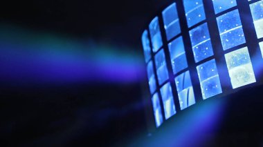 Sahne ışıkları. ışık-müzik. Bazı projektörler karanlıkta. Mor spot grev karanlık yoluyla. Glitter vintage ışıklar arka plan. koyu altın rengi ve siyah. defocused. Disko