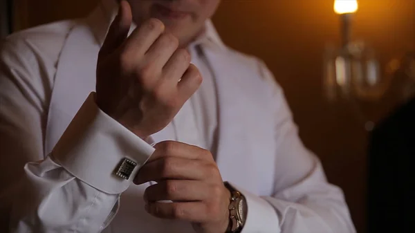 O noivo está de mãos dadas na gravata, fato de casamento. perto de um homem de mão como usa camisa branca e abotoaduras. Homem de negócios fixando gravata preta na camisa branca. noivo no dia do casamento fixação gravata, vintage — Fotografia de Stock