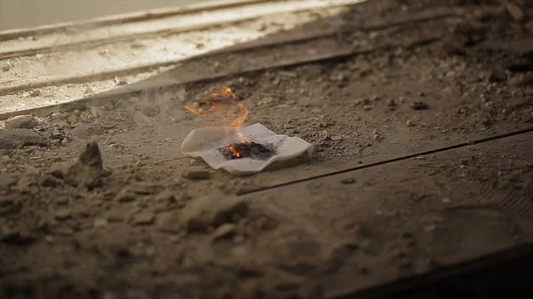 Bir kağıt yanmış çerçevede. Kimya.
