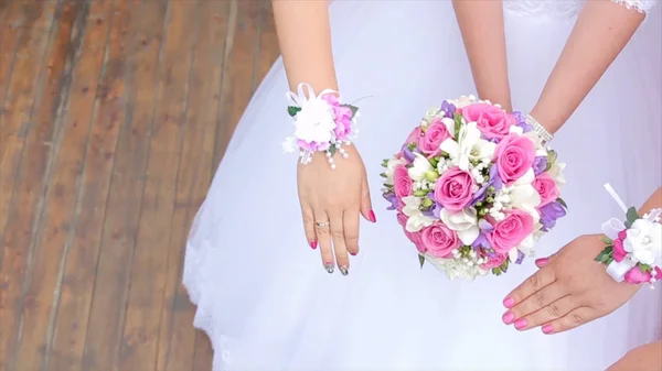 Bruid en de Bruidskinderen Toon boeketten van bloemen. Bruid en haar vriendinnen naast elkaar staan en de boeketten in hun handen weergeven. Bruid met bloemen in de hand buitenshuis. De bruid is zenuwachtig voor de — Stockfoto