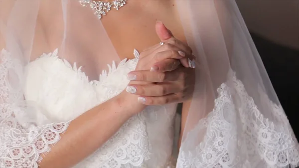 Braut mit Blumen in der Hand im Freien. Die Braut ist nervös vor der Hochzeit. Braut mit einem Parfüm. schöner Brautstrauß in der Hand der Bräute. Braut hält schönen hellen Hochzeitsstrauß. die — Stockfoto