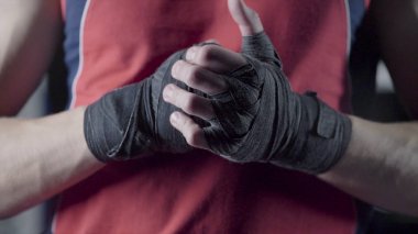 Adam yumruklarını Dövüşten önce esneme. Genç Tay boksör Close-Up kenevir halat fight veya eğitim önce sarılır eller