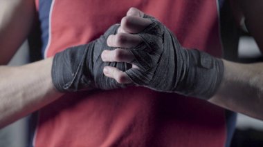 Adam yumruklarını Dövüşten önce esneme. Genç Tay boksör Close-Up kenevir halat fight veya eğitim önce sarılır eller